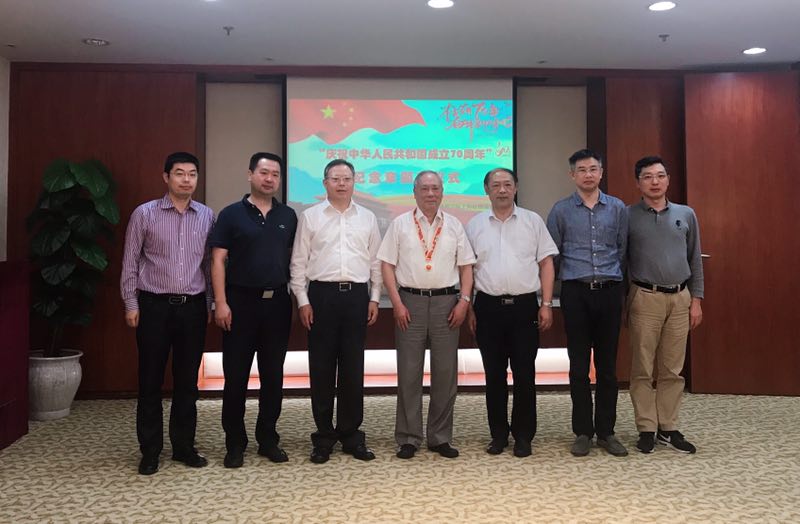 上海市科委副主任傅国庆为江东亮院士颁发纪念章