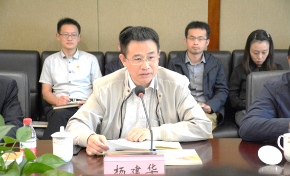 党委副书记,纪委书记杨建华代表新一届纪委班子发言